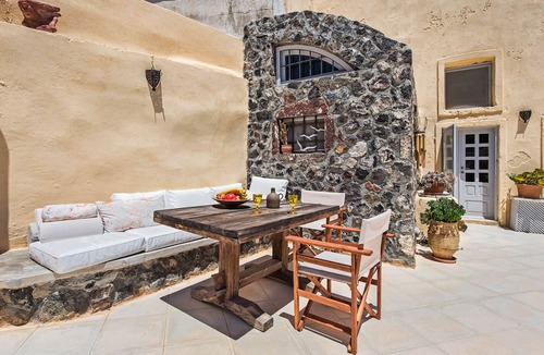 Vothon House | Real Santorini, Cave House – far from the crowds