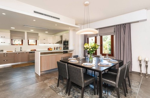 Prines Villa | Red Oak Tree Villa - High-Spec Contemporary Villa with Garden & Jacuzzi