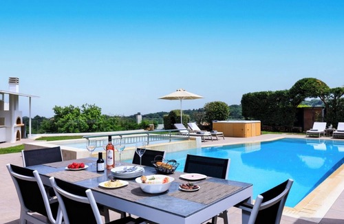 Prines Villa | Red Oak Tree Villa - High-Spec Contemporary Villa with Garden & Jacuzzi