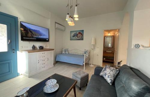 Fiskardo Apartment | Reginas Studios & Apartments- Blue Flower apartment