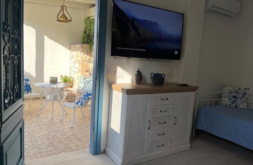 Fiskardo Apartment | Reginas Studios & Apartments- Blue Flower apartment