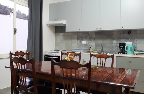 Agia Galini Apartment | Relaxed spacious apartment with garden view and free WiFi
