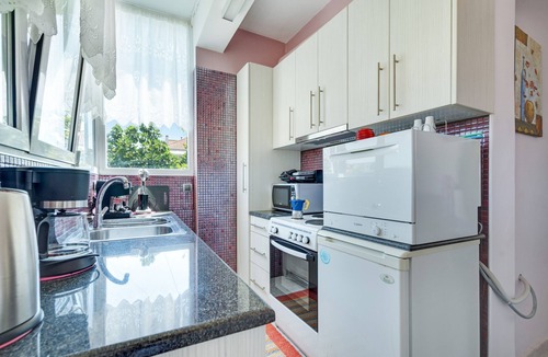 Mytikas Apartment | Residence 'Iris Apartment Mytikas' with Mountain View, Wi-Fi and Air Conditioning