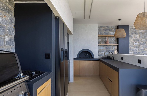 Akrotiri Villa | Retreat to Ethereal Luxury and Wellness: by etouri