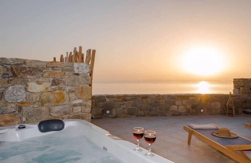 Agios Stefanos Apartment | Romantic Mykonian Oasis Suite with Jacuzzi & Sea View