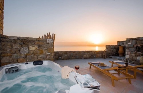 Agios Stefanos Apartment | Romantic Mykonian Oasis Suite with Jacuzzi & Sea View