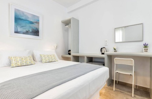 Paros Hotel | Room 10 @ Pelican Paros in the Old Town!