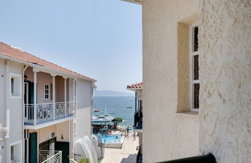 Nikiana Apartment | Room 'M6 Room' with Shared Pool, Wi-Fi and Air Conditioning