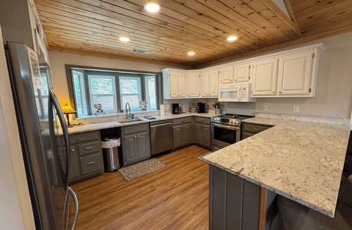 Sky Valley Cabin | Saddleback Retreat-Views + Firepit