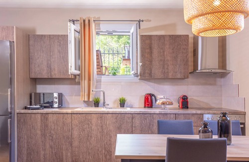 Ipsos Apartment | ⭐ Sandy Suite⭐ Elegant apt with Hot tub 10min walk to Ipsos Beach