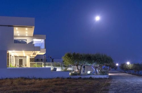 Koutsouras Condo | Sea-front condo in luxury contemporary villa