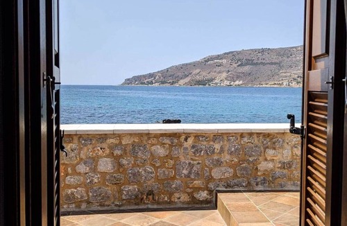 Neon Oitylo House | Sea front Maisonette for 8 in Neo Itilo