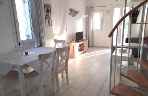 Kamari Apartment | Sea paradise villas - Seaside & private jacuzzi