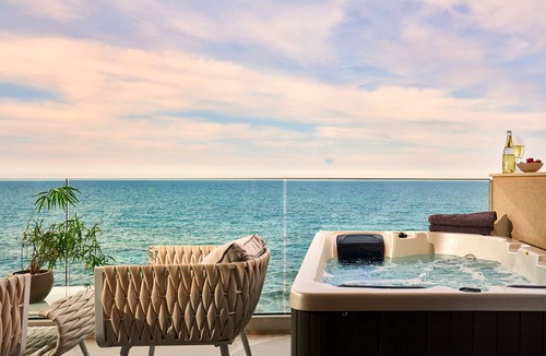 Hersonissos Centre Apartment | Seafront Apt Studio with Seaview, infinity pool, beachfront