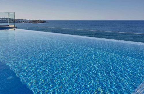 Hersonissos Centre Apartment | Seafront Apt,central & quiet, infinity pool next to the sea