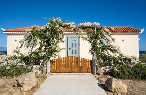 Pylos-Nestoras House | Seafront Studio with direct beach access