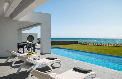 Chalikounas Villa | Seafront Villa Nafsika w/Private Heated infinity Pool/Direct Access to the beach