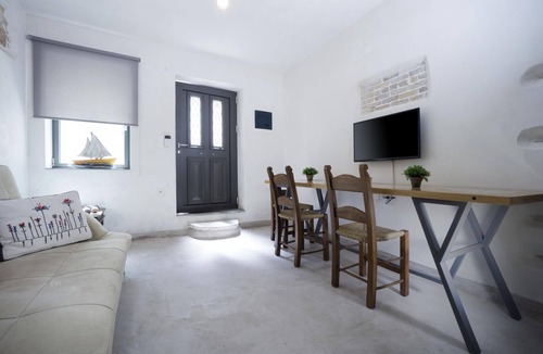 Koum Kapi Apartment | Seaside Luxury One Bedroom Athinon Apartment