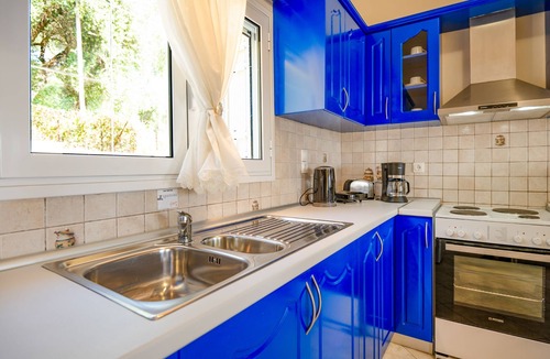 Perama Apartment | SeaSunrise: Modern, spacious Apt, A/C, WiFi, Near beach