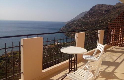 Ravdoucha Apartment | Seaview Studio in beautiful setting, west from Chania
