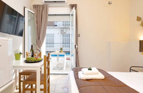 Platia Viktorias Apartment | Silver Hotel Athens Double Room with Balcony