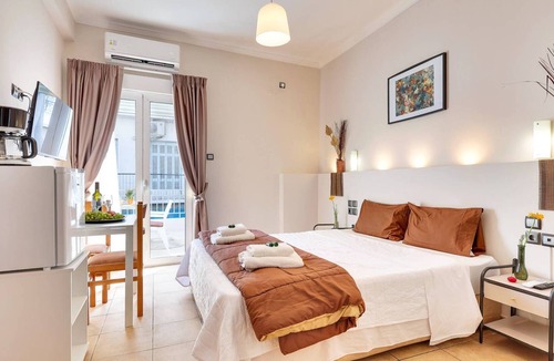 Platia Viktorias Apartment | Silver Hotel Athens Double Room with Balcony