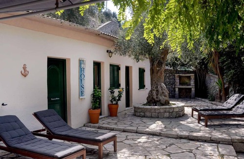 Longos Villa | Situated just a few steps behind Levrecchio Beach