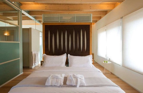 Kontomari Apartment | Sleek Stone House With Swimming Pool