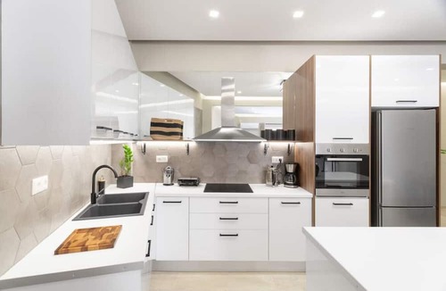 Kinosargous Apartment | Spacious 3-BDR Family APT near Acropolis, Netflix!