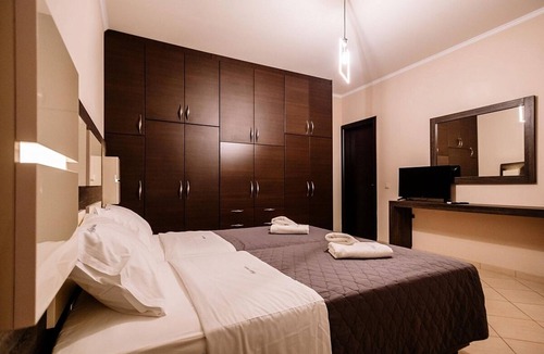 Kalpaki Villa | Spacious Villa, A/C, Private Garden & Pool in Ampelokipoi - 10mins to Beaches & Zante Town!
