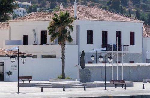 Agii Anargiri Apartment | Spetses Breeze beautiful appartment