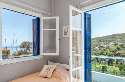 Steniai Apartment | Stenies' Nook Family Home Apartment with Sea View, Shared Garden & Wi-Fi