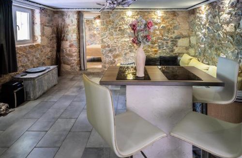 Papagou-Holargos Apartment | Stone House