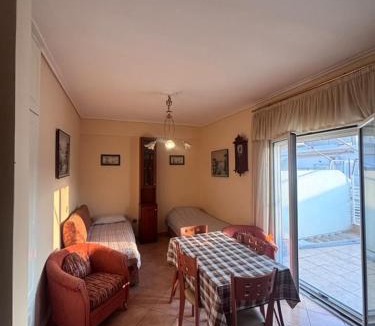 Loutraki-Agioi Theodoroi Apartment | Studio 2' from Loutraki beach