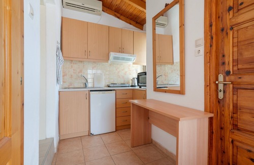 Myrtos Apartment | Studio Apartment 'Deluxe Terrace No 5' with Sea View, Wi-Fi and Air Conditioning