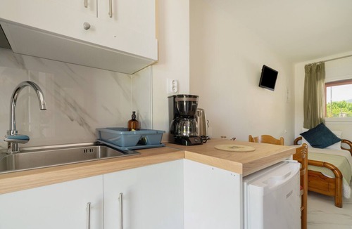 Mesolongi Apartment | Studio Apartment 'Flo's 8' with Shared Garden, Wi-Fi and Air Conditioning