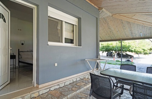 Pidima Kyras Apartment | Studio Apartment 'Iguana 12' with Sea View, Wi-Fi and Air Conditioning