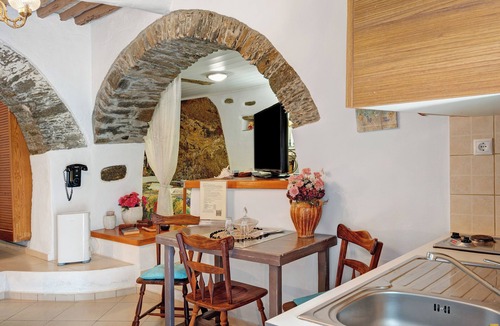 Kea Apartment | Studio Apartment 'Maria In The Castle Kea' with Mountain View, Wi-Fi and Air Conditioning