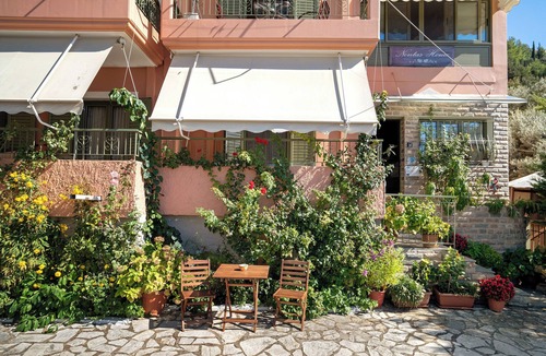 Kalamitsi Apartment | Studio Apartment 'Nontas Homes 37' with Mountain View, Wi-Fi and Air Conditioning