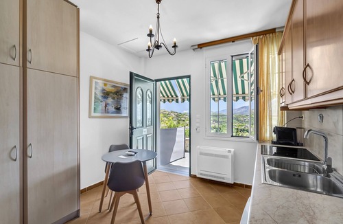 Kaminarata Apartment | Studio Apartment 'Paradiso Verde 102' with Mountain View, Wi-Fi and Air Conditioning