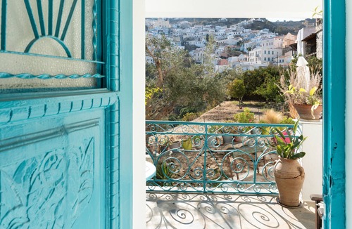Ioulida Apartment | Studio Apartment 'The Castle Kea' with Mountain View, Wi-Fi and Air Conditioning