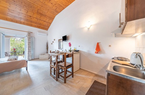 Sidari Apartment | Studio Apartment 'Theodoros' with Shared Garden, Wi-Fi and Air Conditioning