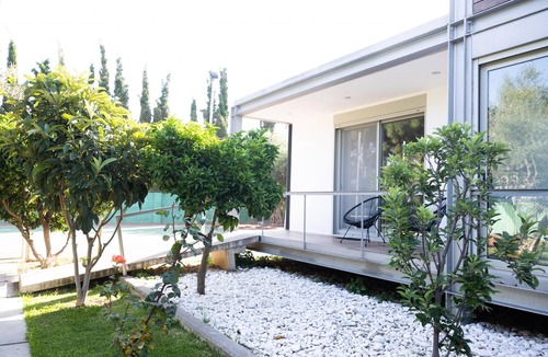 Rio House | Studio Rio: Unique space with garden and garage