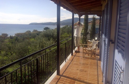 Koroni House | Stunning views, spacious detached house on beach, 15 mins walk to harbour