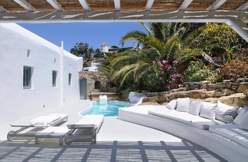 Ano Mera Villa | Stylish 5 BR Villa With Superb Views Of The Harbor