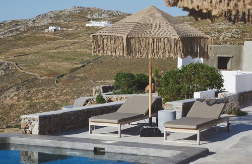 Mykonos Villa | Stylish villa with bbq, shared pool and views over Panormos and Agios Sostis