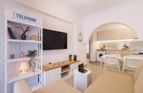 Petaloudes Apartment | Sunlight : Ανετο&μοντέρνο διαμερισμα κοντα στο κεντρο της πολης-pet friendly