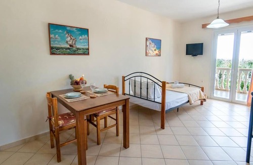 Amoudi Apartment | Sunny Aprt at Klelia Cottage