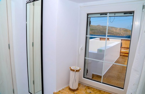 Leros House | Sunny Bay. Enjoy the sun and a magnificent view a few meters way from the Beach.