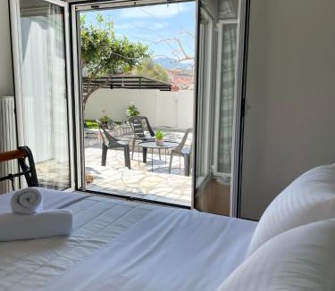 Korinthos Apartment | Sunny Beach House
